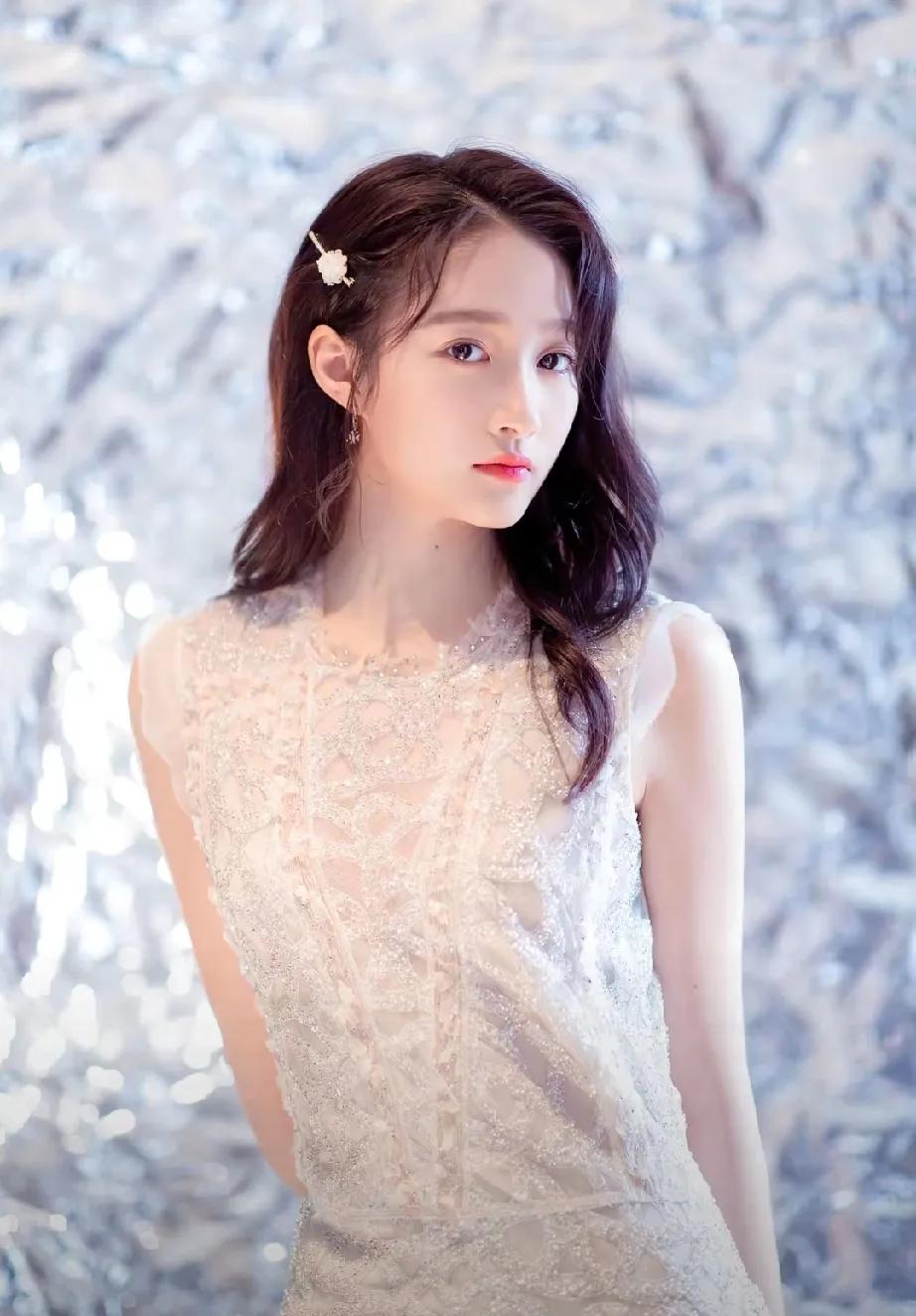 家人们，关晓彤必须好看爆啦！顶着“国民闺女”光环一路美过来的她，颜值那叫一个自然