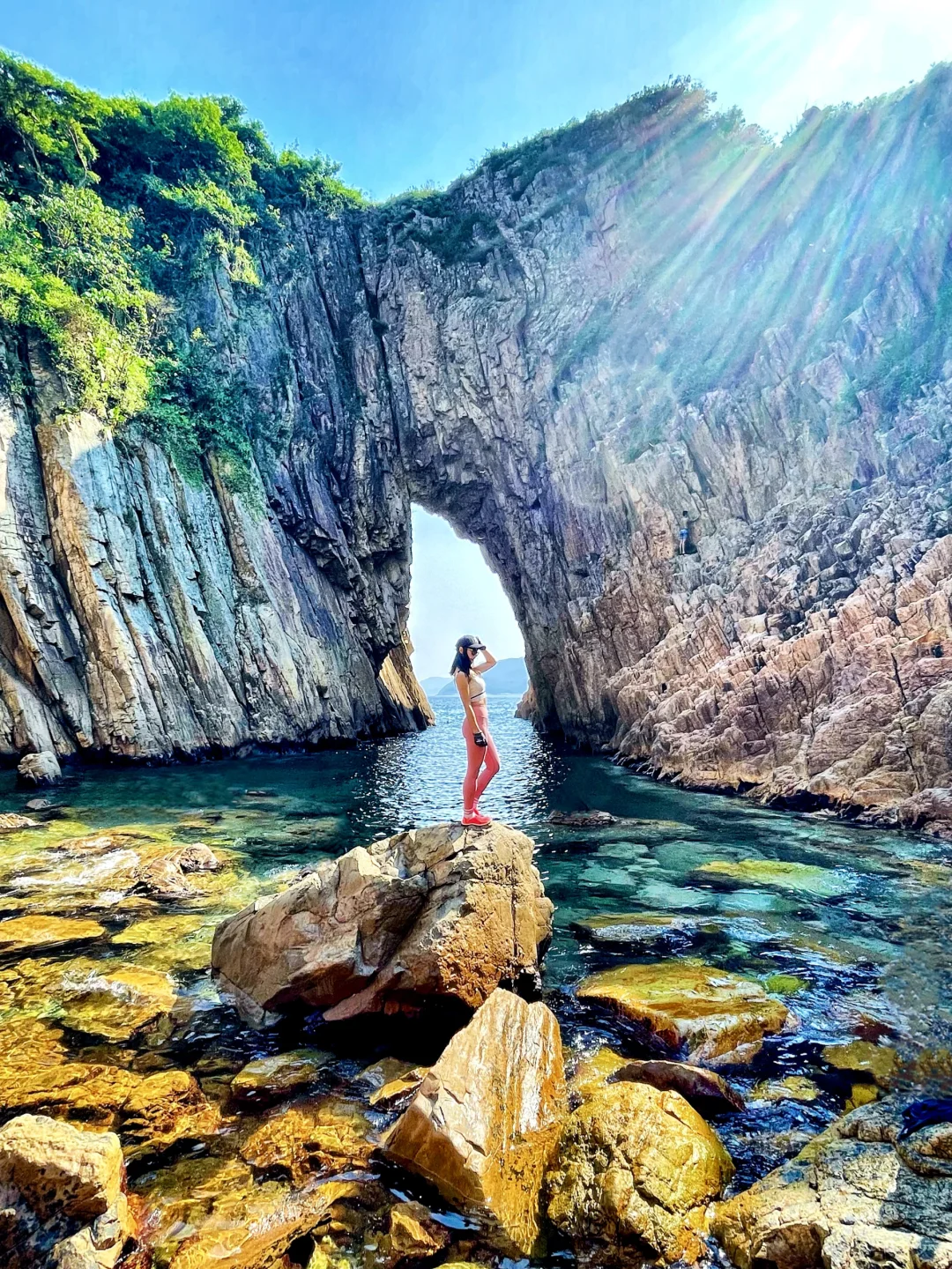 📍吊鐘洞．藏在香港海中的天然石拱門+金魚😍