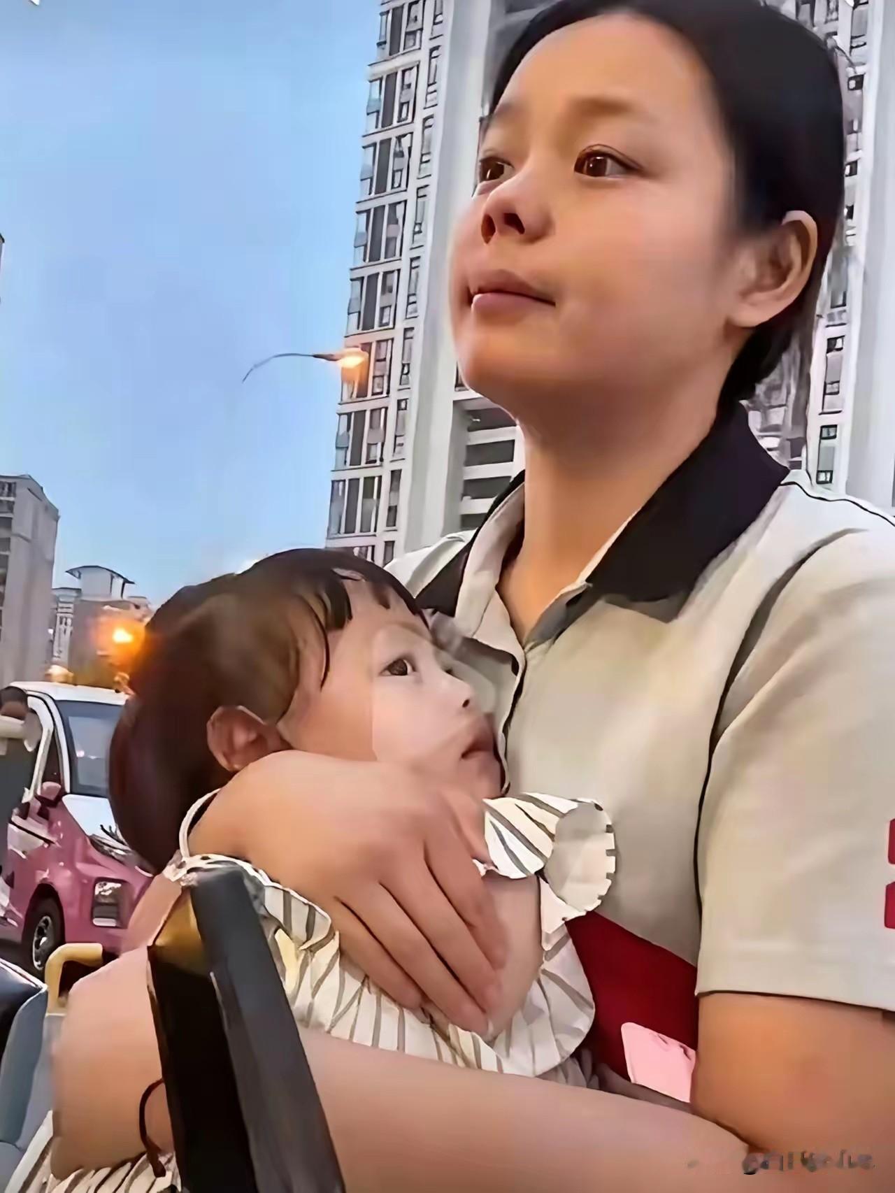 江西女子陈佳欣，从小被亲生父母扔在路边，养父母把她拉扯大。婚后五个月，丈夫意外走