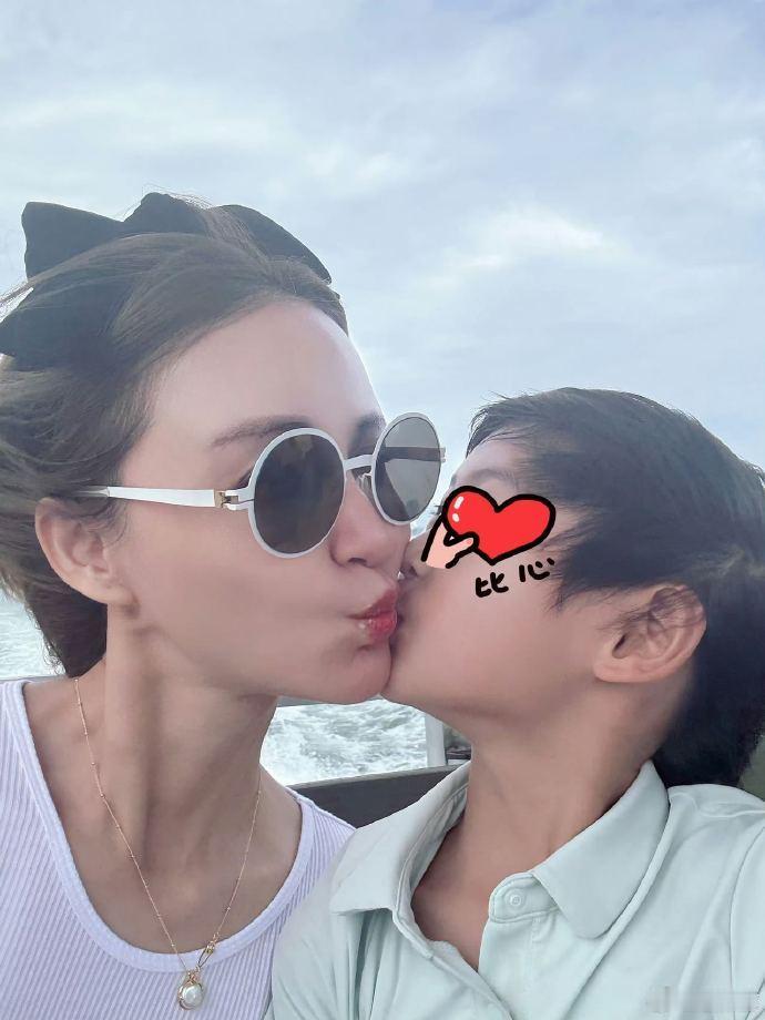 张歆艺顾家搞事业一样飒 被张歆艺圈粉！带四坨的游玩图里有生活暖意，事业上角色塑造