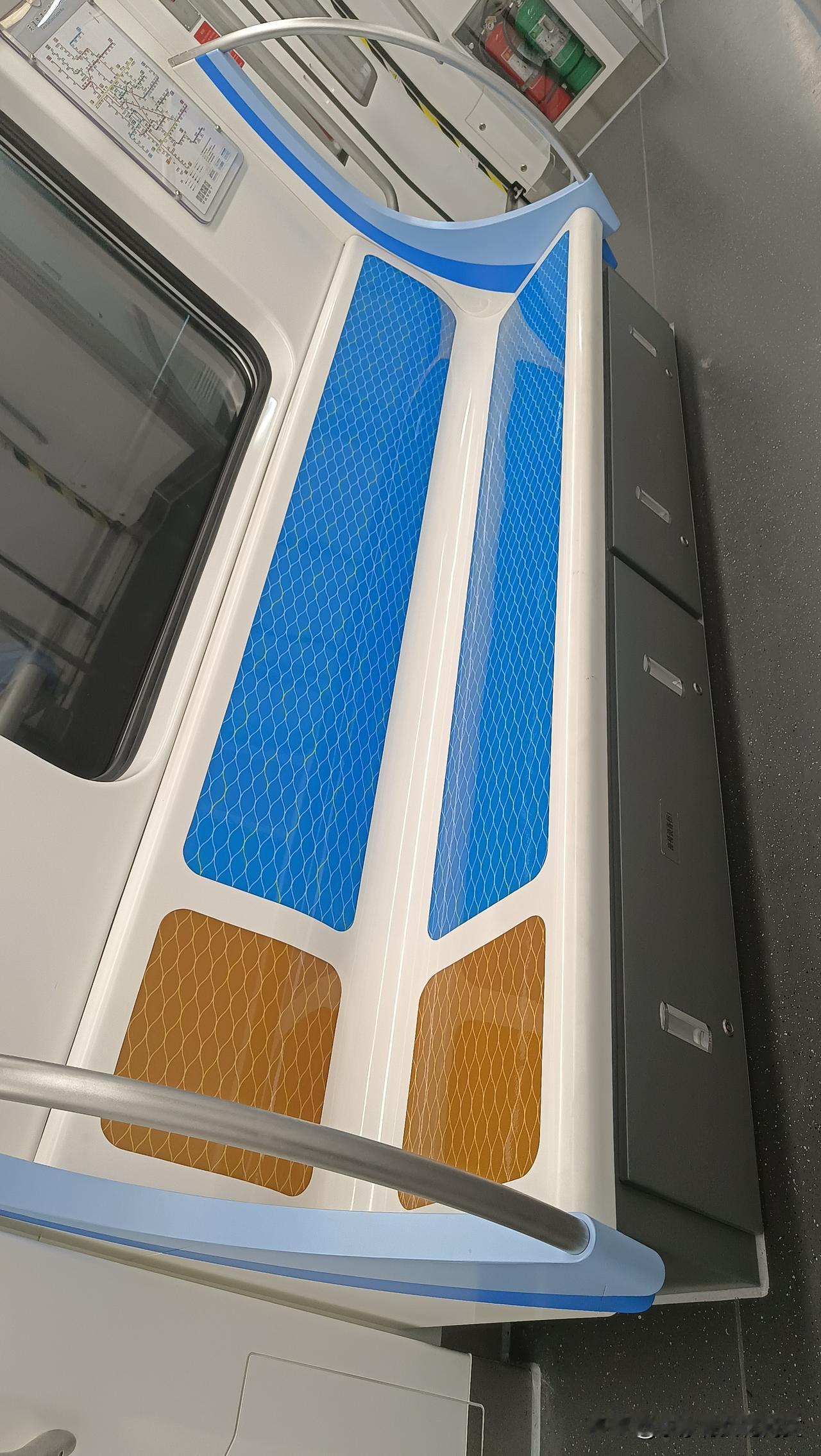 天津7号线开通啦！今天临时加班，偏巧又赶上了下雨，正发愁怎么回家呢，听同事说7号