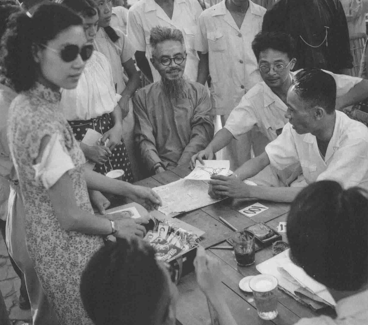 新中国首次，为了慰问解放军，上海画家“摆摊”义卖

桌子上铺满了各式各样义卖的物