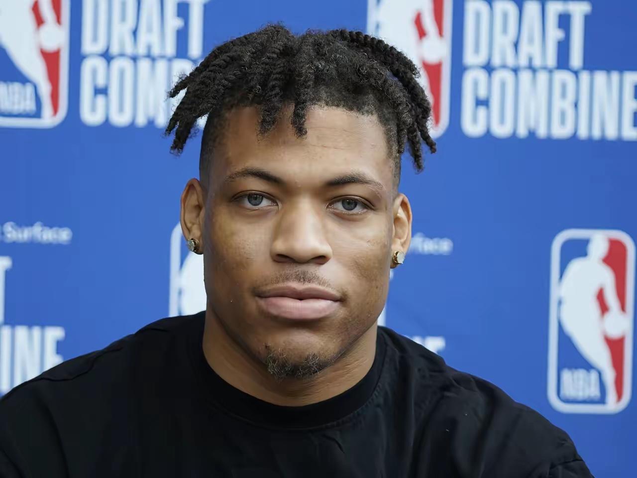 山东高速男篮新援约翰逊首秀中规中矩，于德豪太拉跨。

山东高速男篮凭借克里斯的强