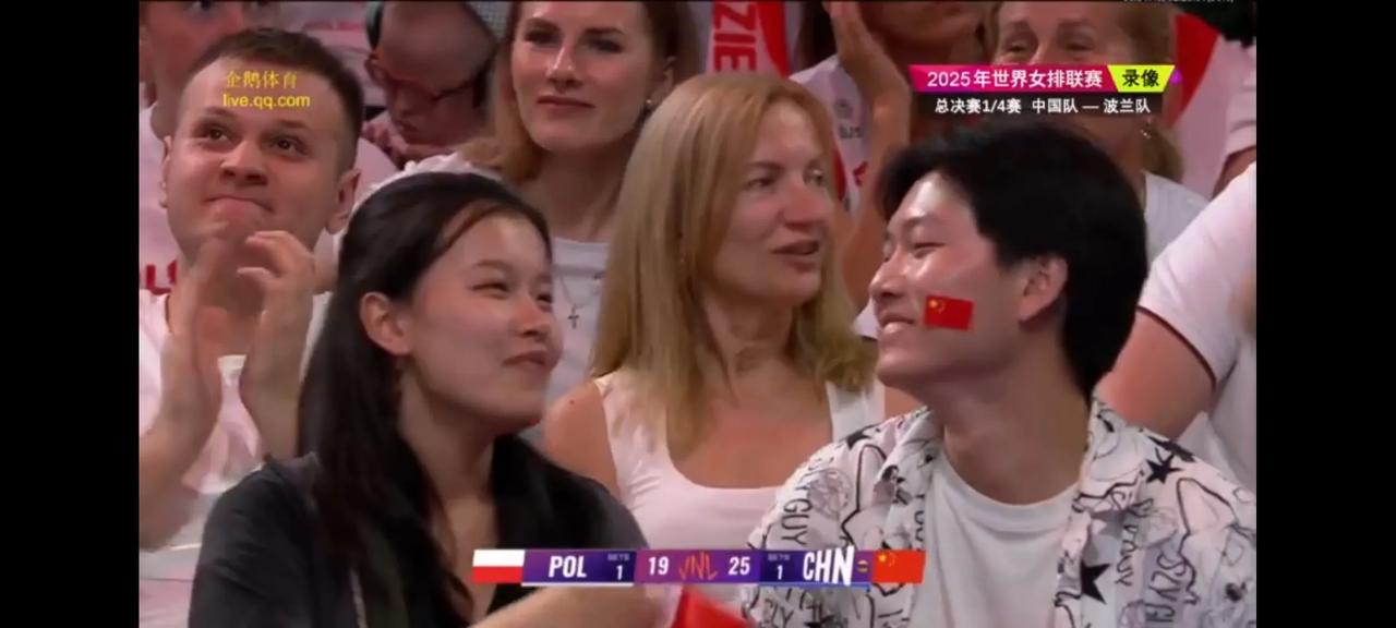 中国女排在夜间的比赛输了
中国女排2比3输给了波兰女排，在先嬴两局的情况下，2比