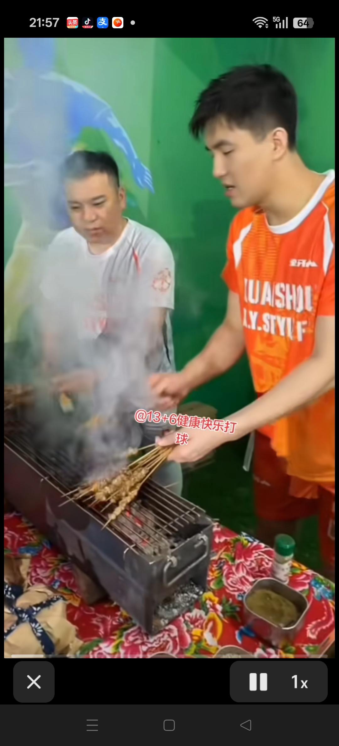 郭艾伦参加象牙山足球赛，彻底放下包袱，这就是回家了。
饿了自己烤串，唱歌跳舞的才