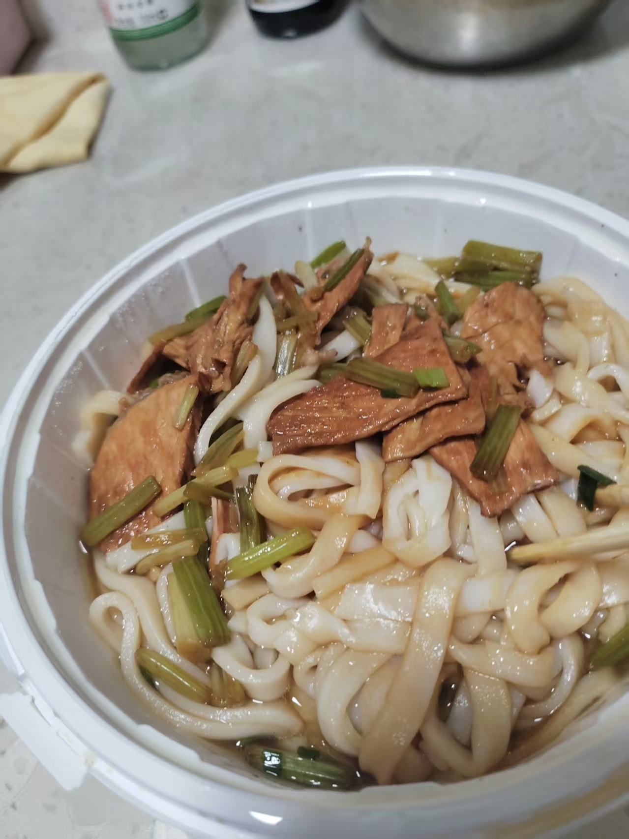 我的宵夜，本来点的卤肉粉，估计没有了，给我一个芹菜炒肉片炒码粉，肉是真的多啊，没