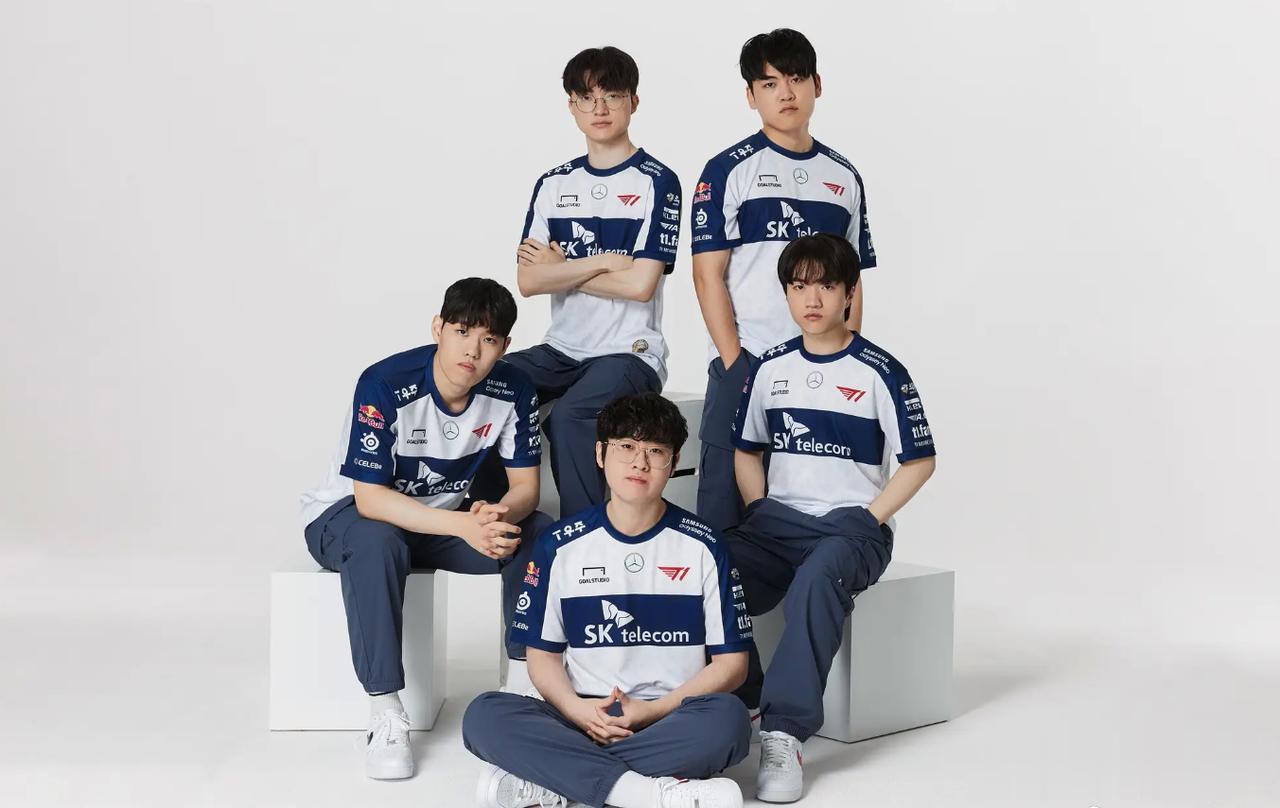 继宝马后，Faker又获赠一辆奔驰！

T1刚刚官宣和奔驰达成合作，奔驰将赞助T