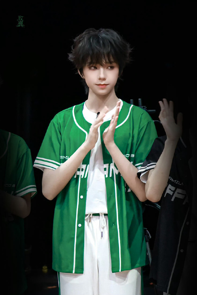 王橹杰卷毛运动会随舞王橹杰卷毛，王橹杰运动会day2卷毛look，运动风的卷毛小