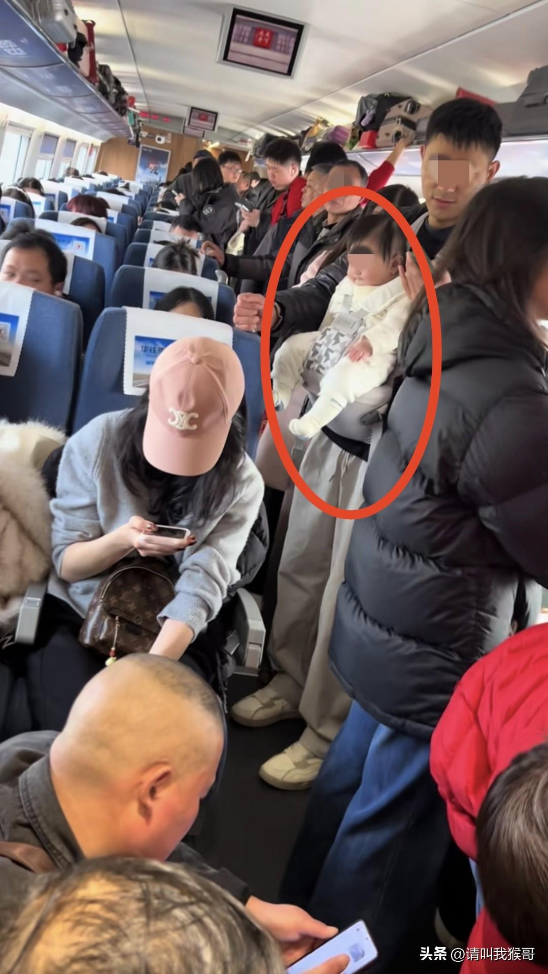 一网友发视频吐槽高铁上的人没有爱心，没有给这个站着带娃的父亲让座，结果评论区吵翻