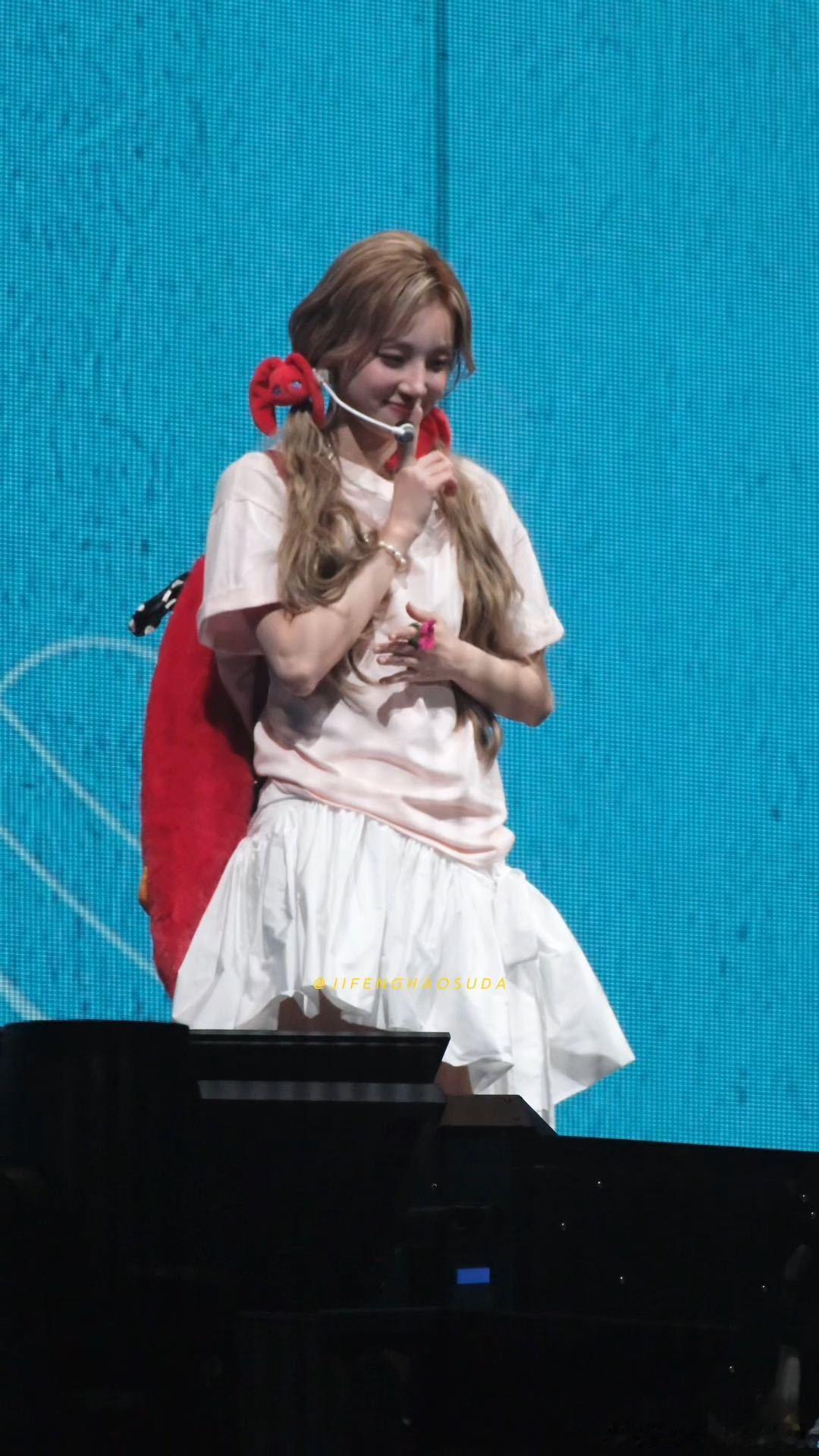 宋雨琦一点都憋不住笑 宋雨琦演唱会致谢词环节秒变欢乐时刻呀！她讲着感谢CUBE，