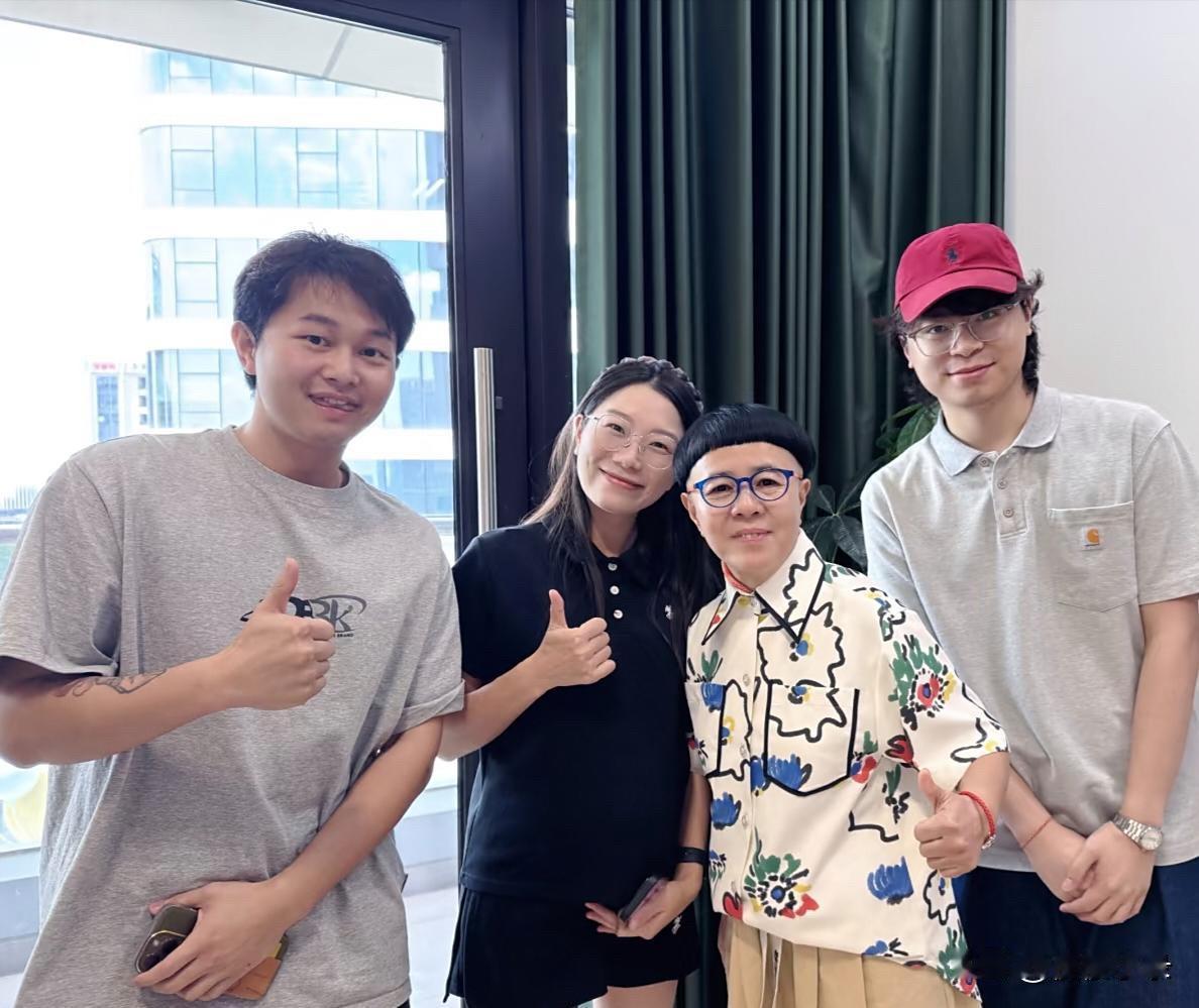 59岁金龟子和粉丝一起合影，她还是留着锅盖头，穿衣打扮像儿童，整个人看着像小学生