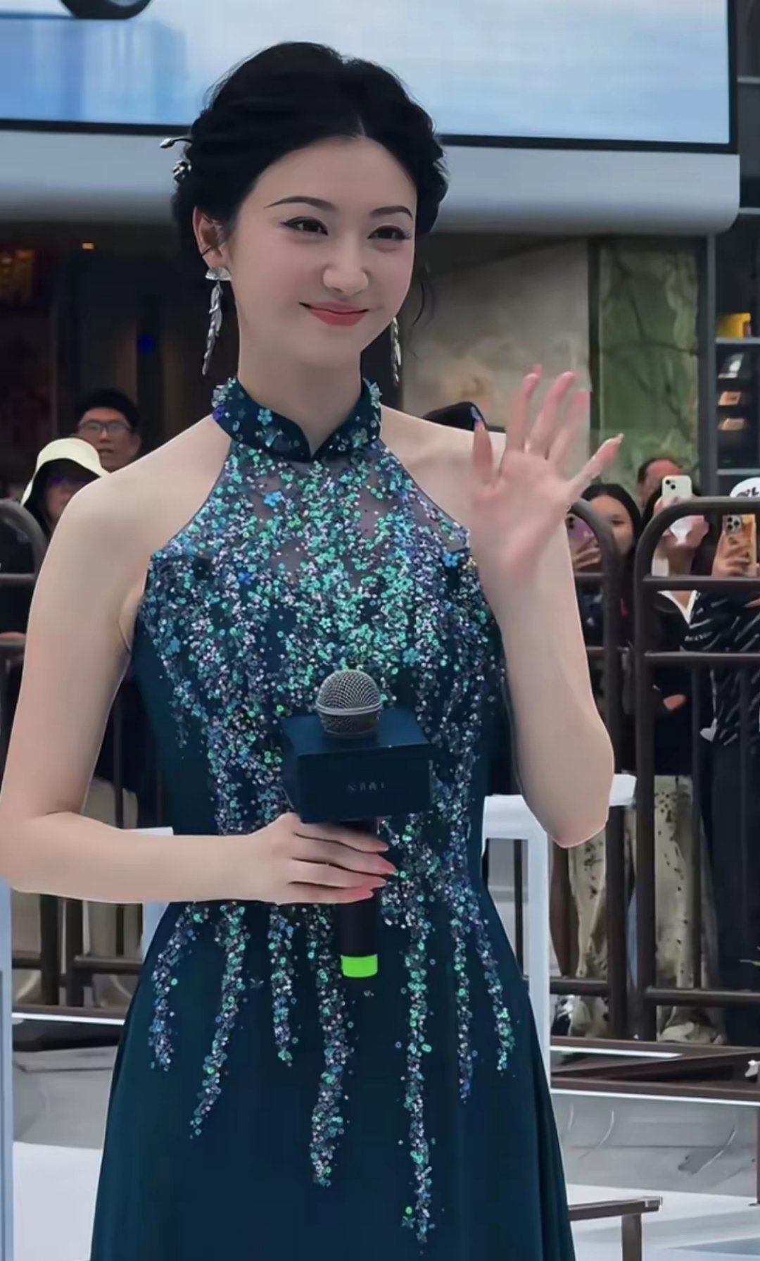 景甜生图人间富贵花本花景甜，不愧是“人间富贵花”，气质卓绝，珠圆玉润，优雅华贵！