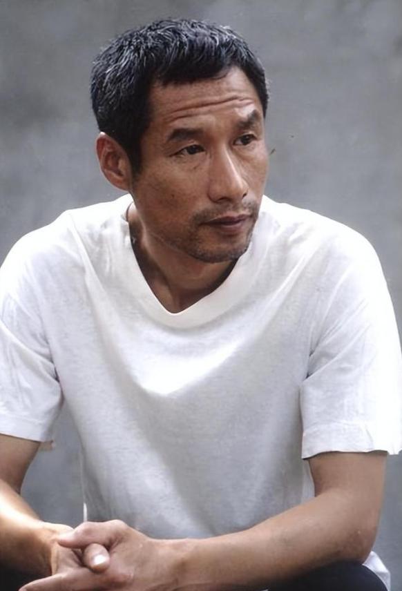 2005年，北京，刘佩琦哥哥病逝，16岁侄子刘伟无人照料，他心一软直接接回家当亲