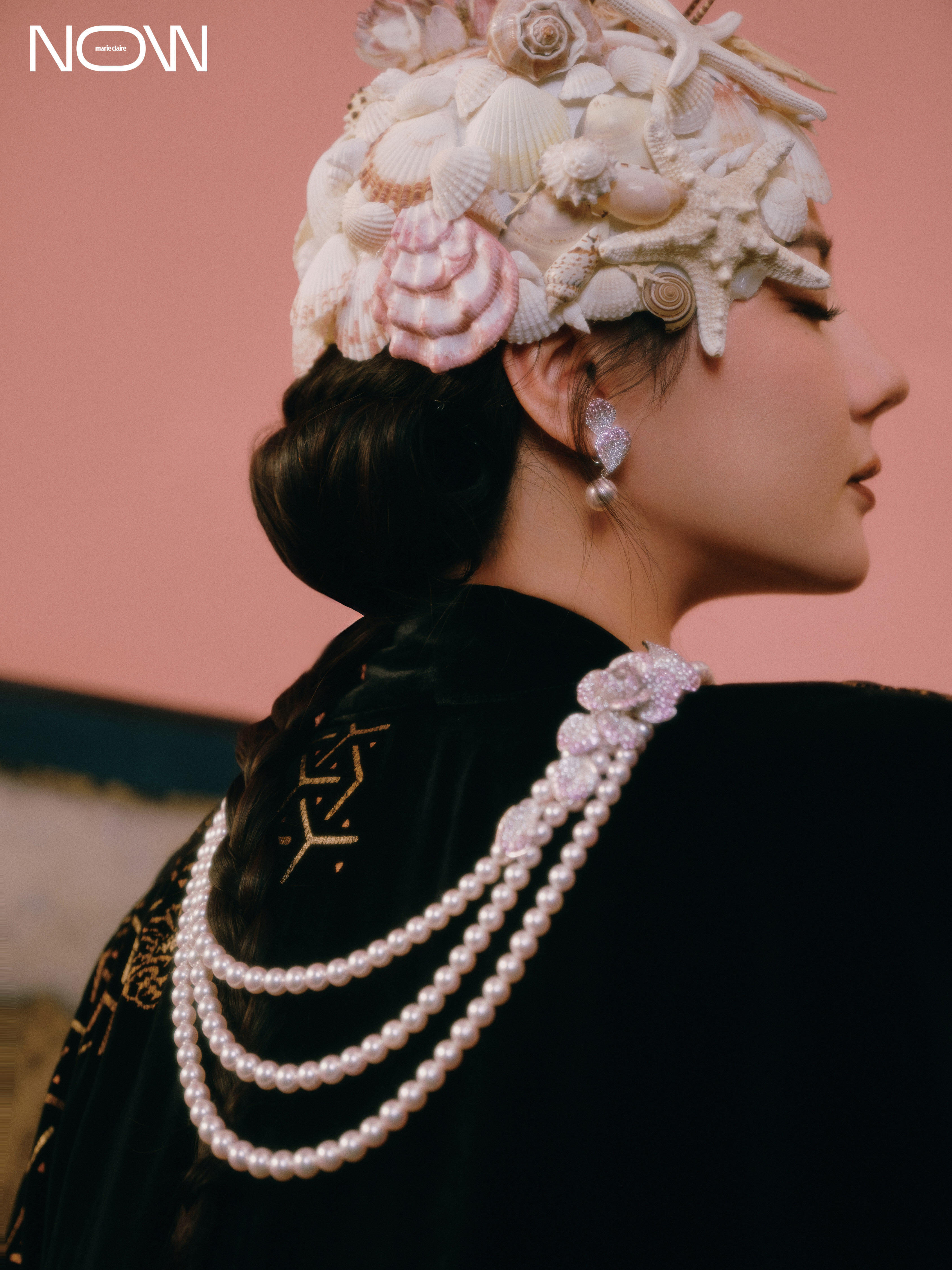 迪丽热巴嘉人Now春季刊内页审美积累，上世纪复古珍珠美学镜头下的热巴刚柔并济，温