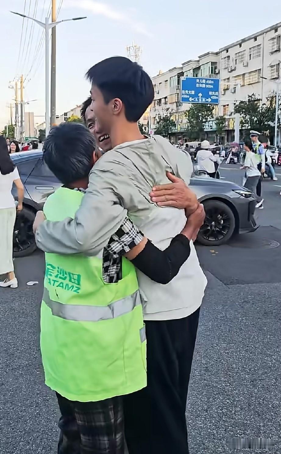 泪目了！安徽，一位考生走出考场后向父母深深鞠躬并且拥抱，当问道:上大学最大的意义