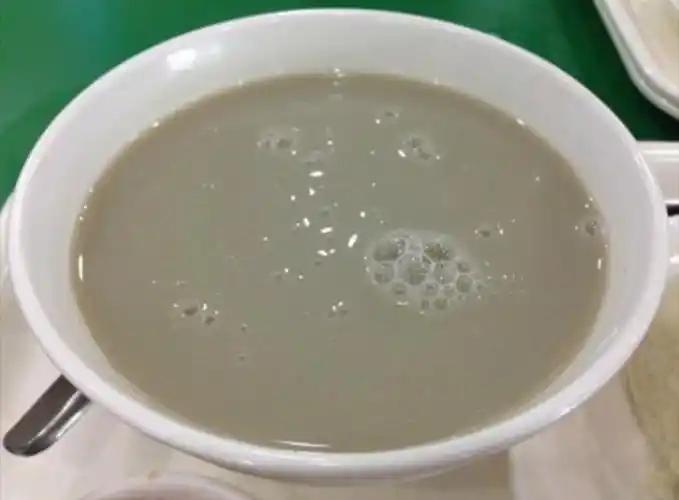 敢说清朝豆汁不好喝，八旗子弟真跟你翻脸。

豆汁本来是制作绿豆粉条剩下的下脚料，