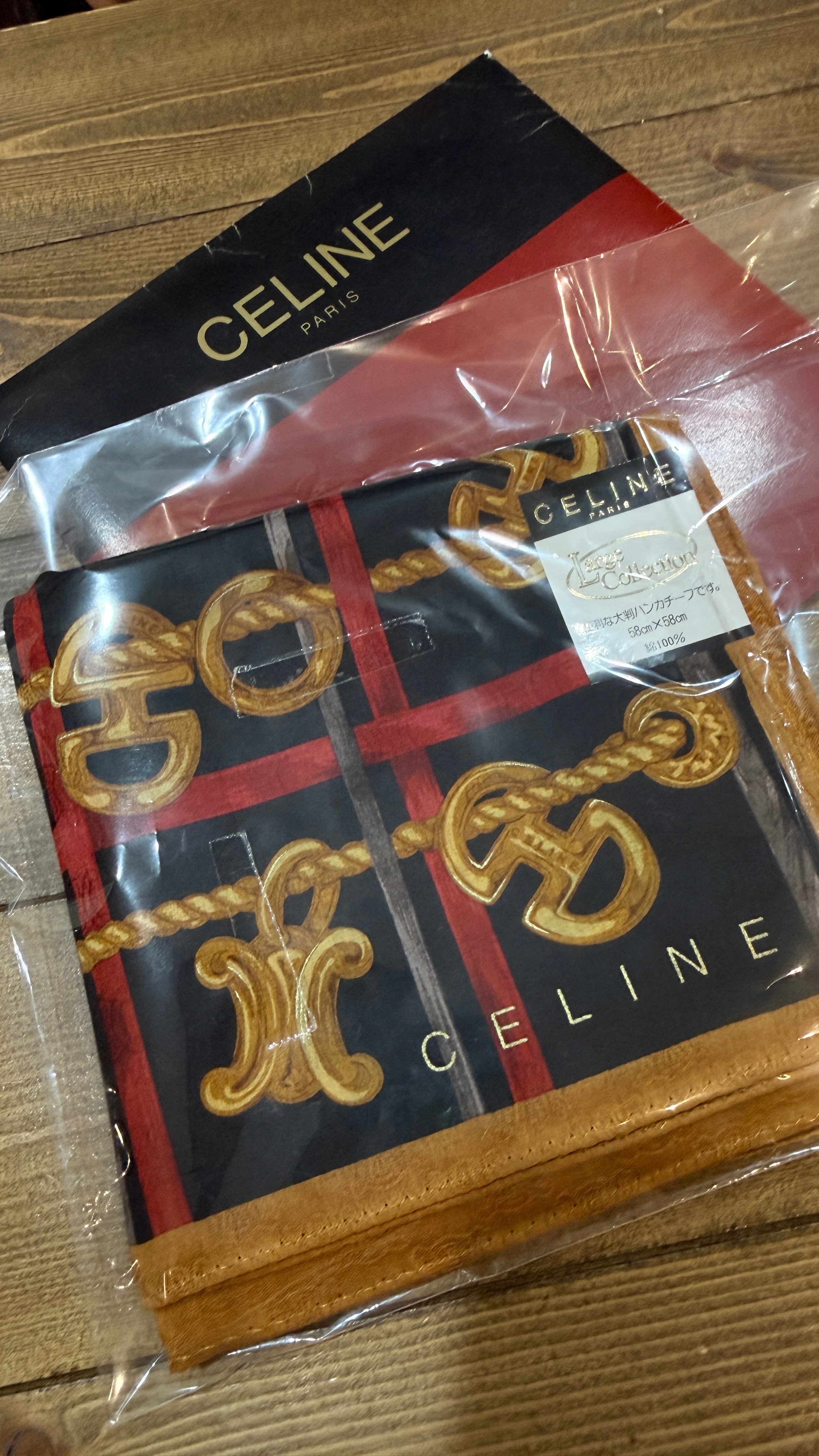 经过一个日本古着店，买了一条celine小方巾，是新的，没有用过的，喜欢吗？加入