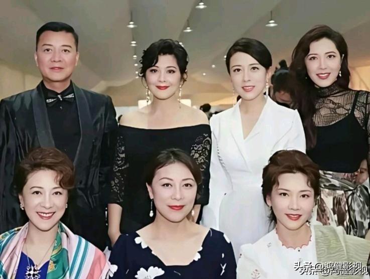 后排就认得出高大修伟，气宇不凡的刘之冰，前排有老戏骨王馥荔、岳红，虽然年龄大了，