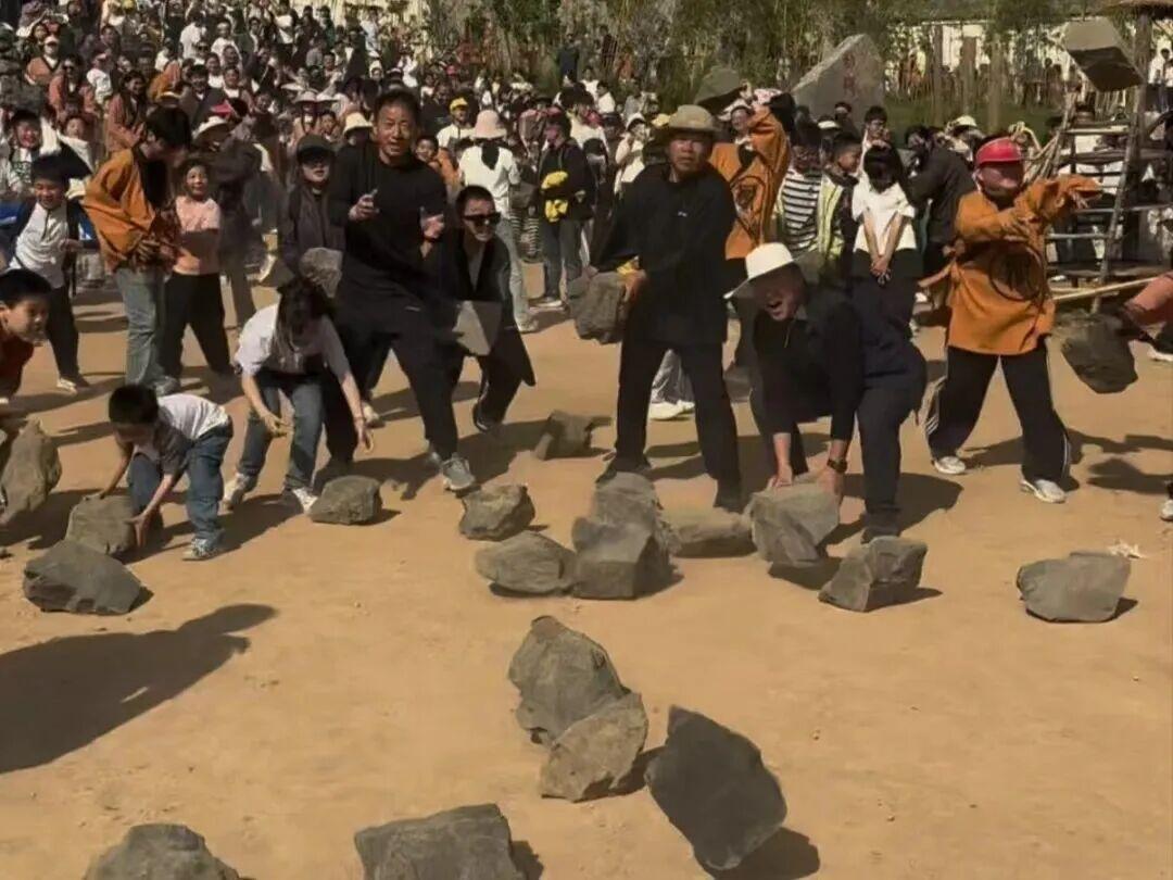 【景区“石块”满天飞游客疑似起冲突？景区：演绎沉浸式历史情景剧，石块为泡沫道具】