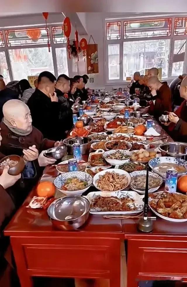和尚的盛宴
如今和尚尼姑成了一种职业，不少人不是为了修行，而是把他当成一种轻松的
