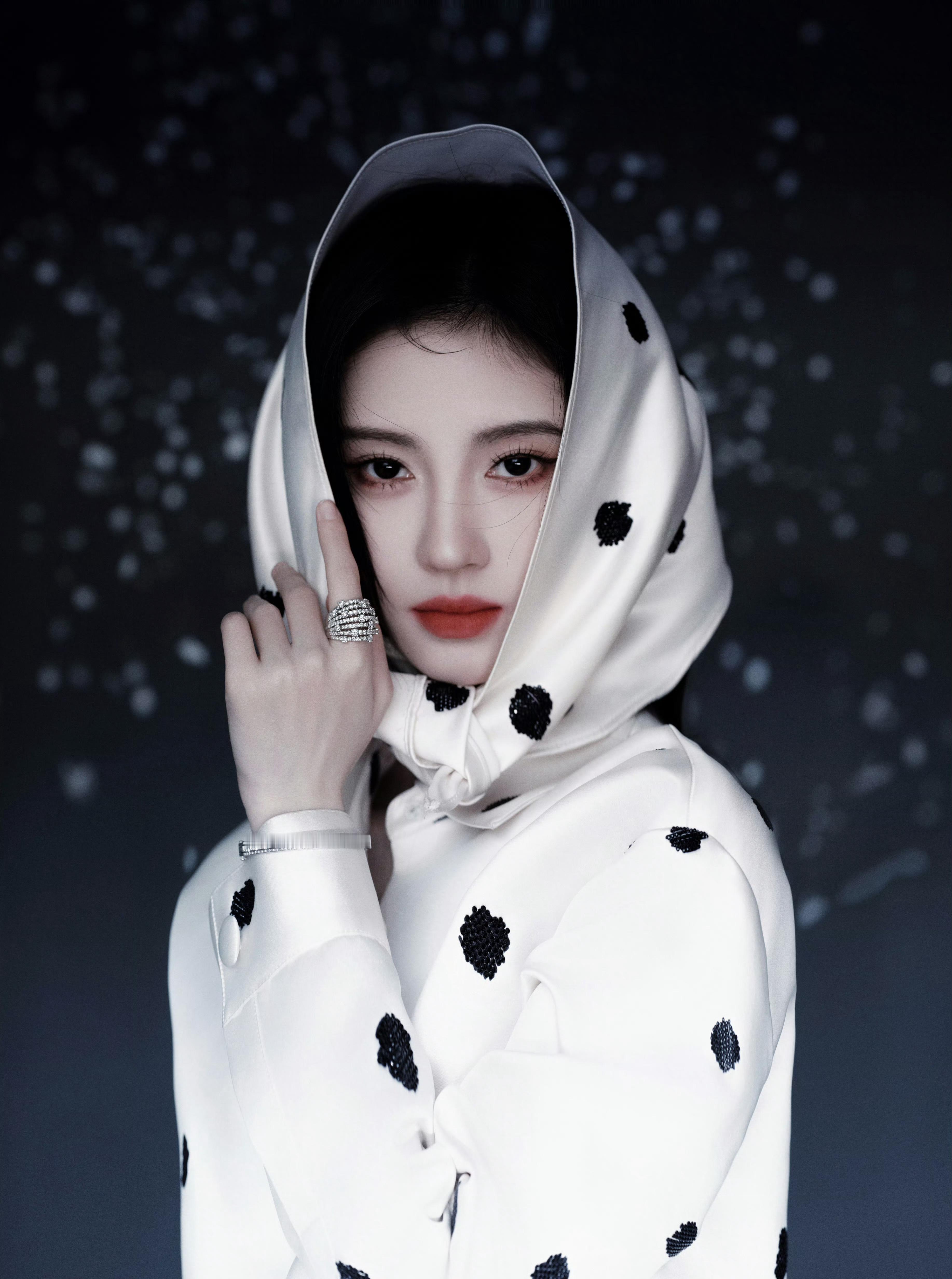 鞠婧祎嘉人女性影响力之夜出发图🈶白色波点套装裙，好漂亮！有复古的味道！ 