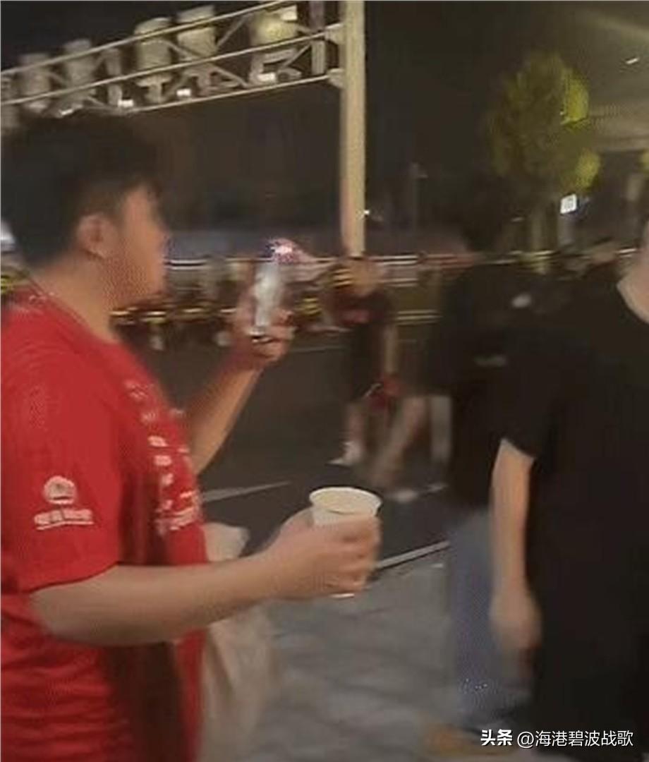 上海海港客场3比2险胜铜梁龙，赛后申花球迷却和海港远征军动起手，骂声拳头齐上阵，