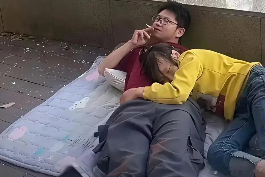 公园内有一对情侣长期流浪生活。男生无稳定住所、无固定收入，居无定所，身边却一直有