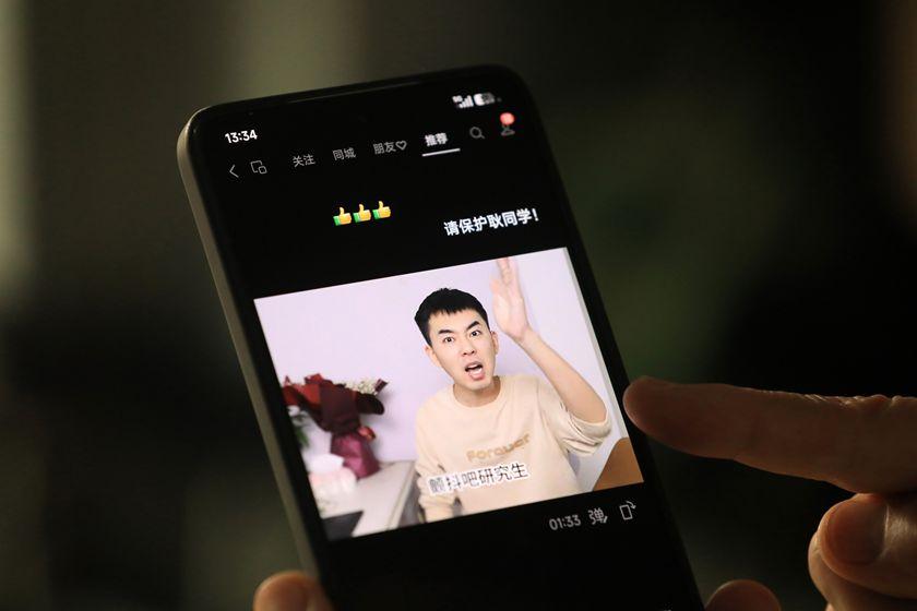 以学术打假闻名的耿同学，抖音账号遭永久限流，星图商单永久封禁——不让他赚钱了。耿