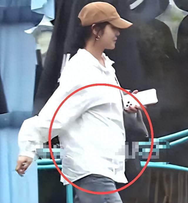 娱记曝张佳宁怀孕！肚大如箩和助理现身咖啡馆，走路外八孕味十足