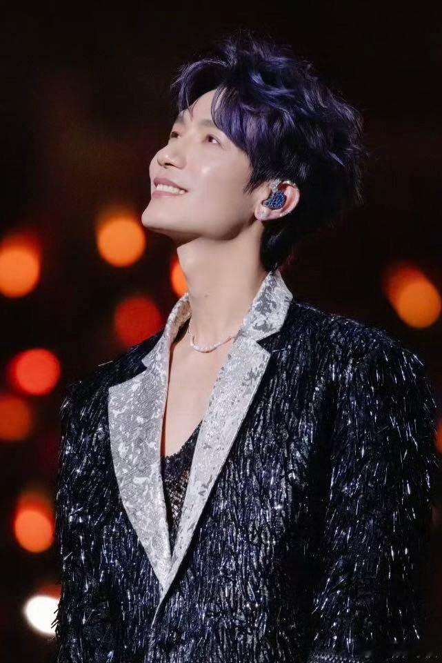 陈楚生吹蜡烛太萌了谁懂啊家人们，陈楚生吹蜡烛时那副认真又可爱的模样，直接萌化了粉