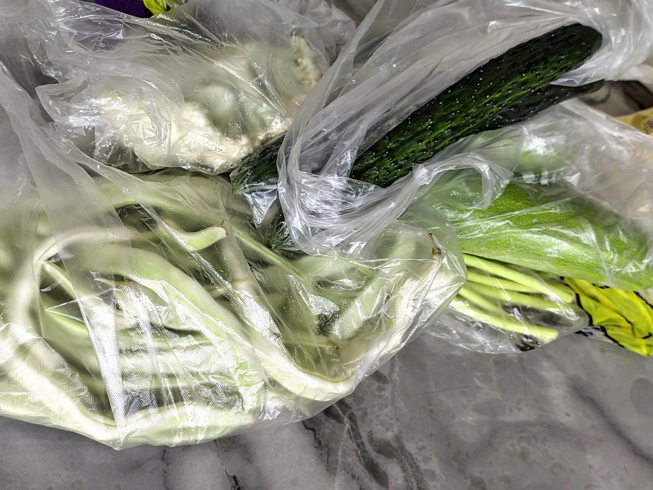 工作不好找，挣钱难了，让人松口气的是，物价下降了！
青菜价格、猪肉价格、鸡蛋价格