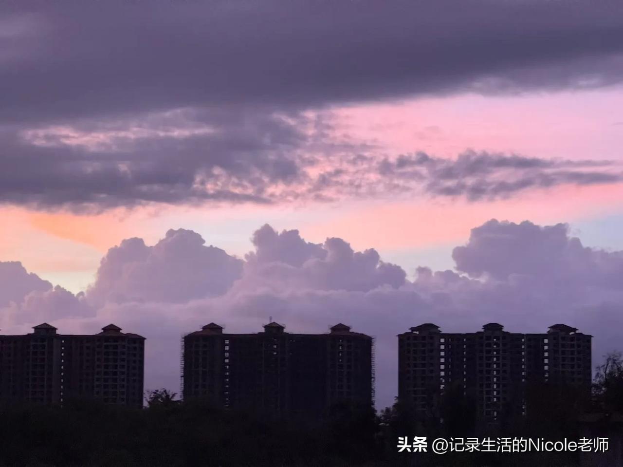 来给大家分享一组我拍摄的天空美照。
每一天都有不一样的精彩在上演。
这些平凡日子