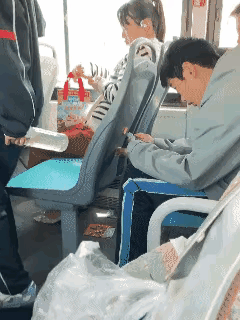 拍视频的人应该报警，这都危害到车上人的安全了。
公共汽车上，一个小男孩用打火机点