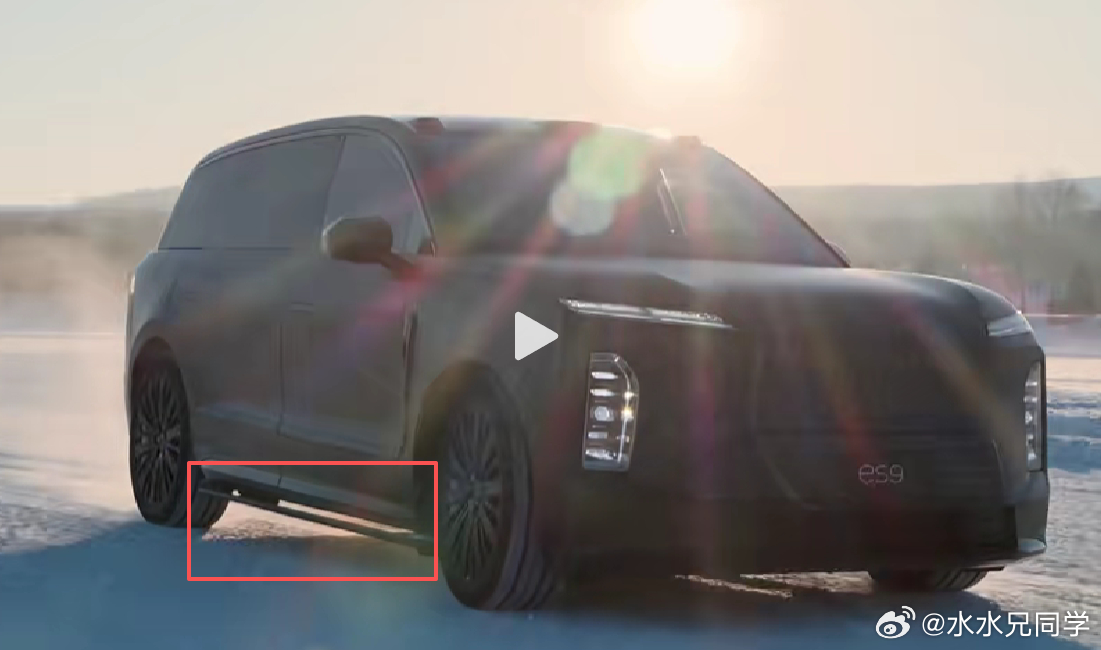 从视频看来，蔚来ES9有天空岛，有脚踏板 