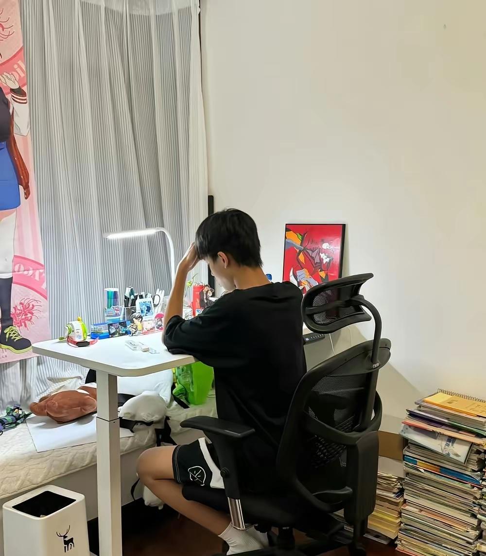 终于明白重点高中喜报右下角，为什么总印着心理咨询热线了。
 
家长们盯着排名数字