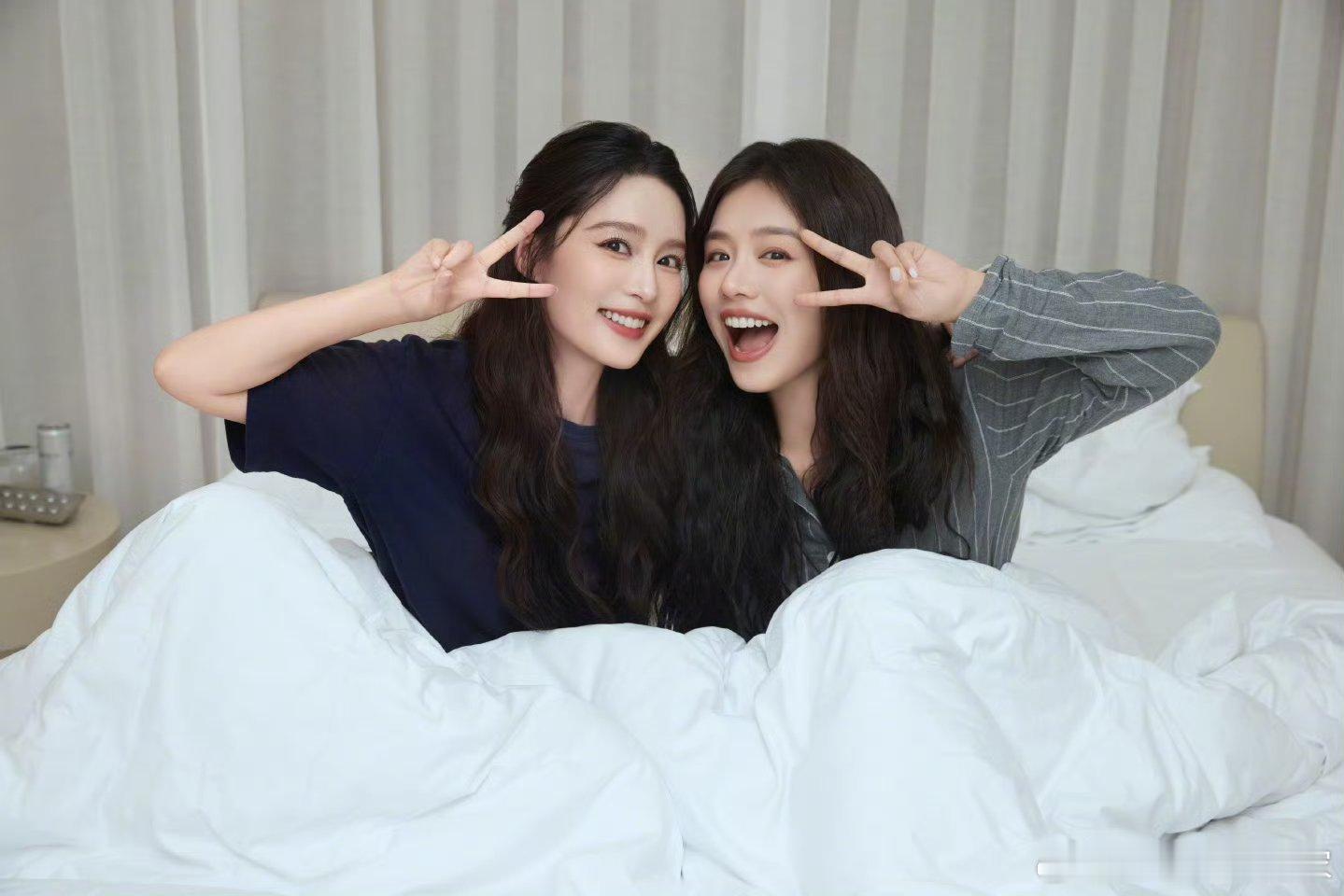 李沁分享了和马思纯的合照呜呜呜两个美女在一起睡觉了 我的花少姐妹组[捂嘴哭][捂