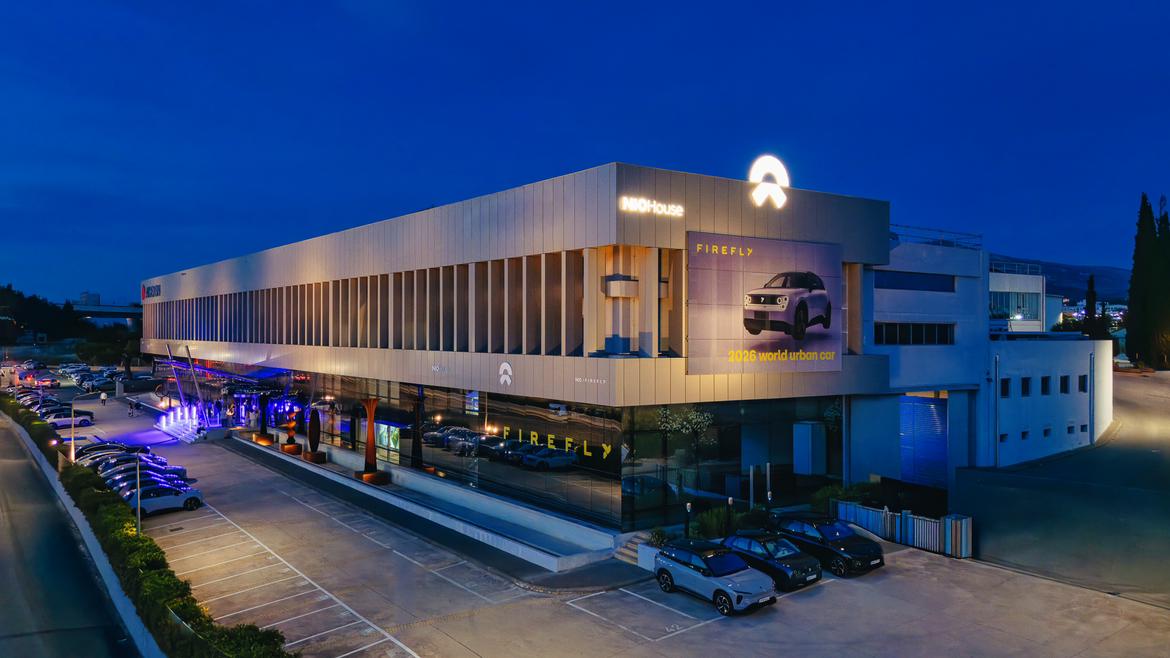 蔚来终于改变海外市场策略了。
蔚来在希腊开出首家 NIO House。门店位于雅