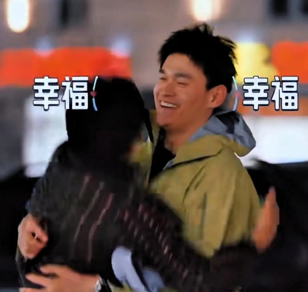 笑不活了！秦昊大老远冲到孙杨怀里，网友都说：秦昊孙杨是真爱，伊能静张豆豆是意外。