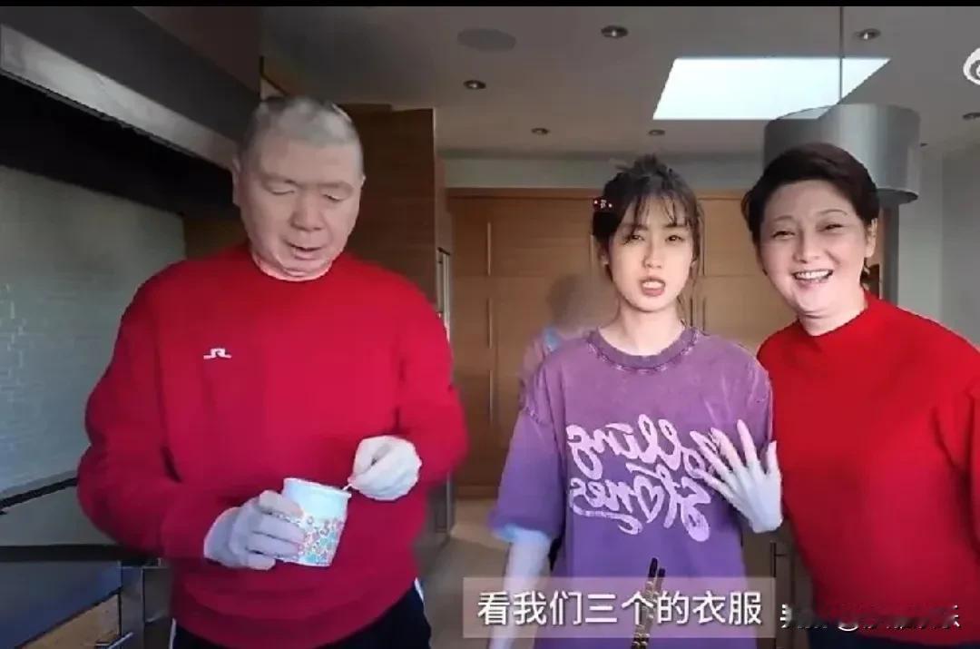 冯小刚美国豪宅包饺子！67岁大厨上线，徐帆一句话暴露家庭地位

2月17日，冯小