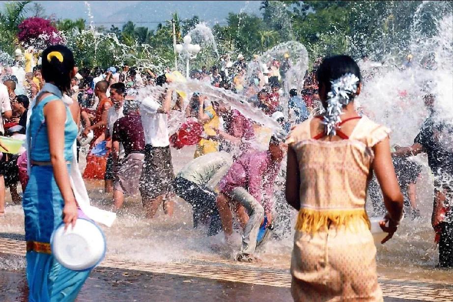 《窝巴节》
 七言绝句·原创
水舞欢歌庆窝巴，
泼珠洒玉映朝霞。
由来古俗传情厚