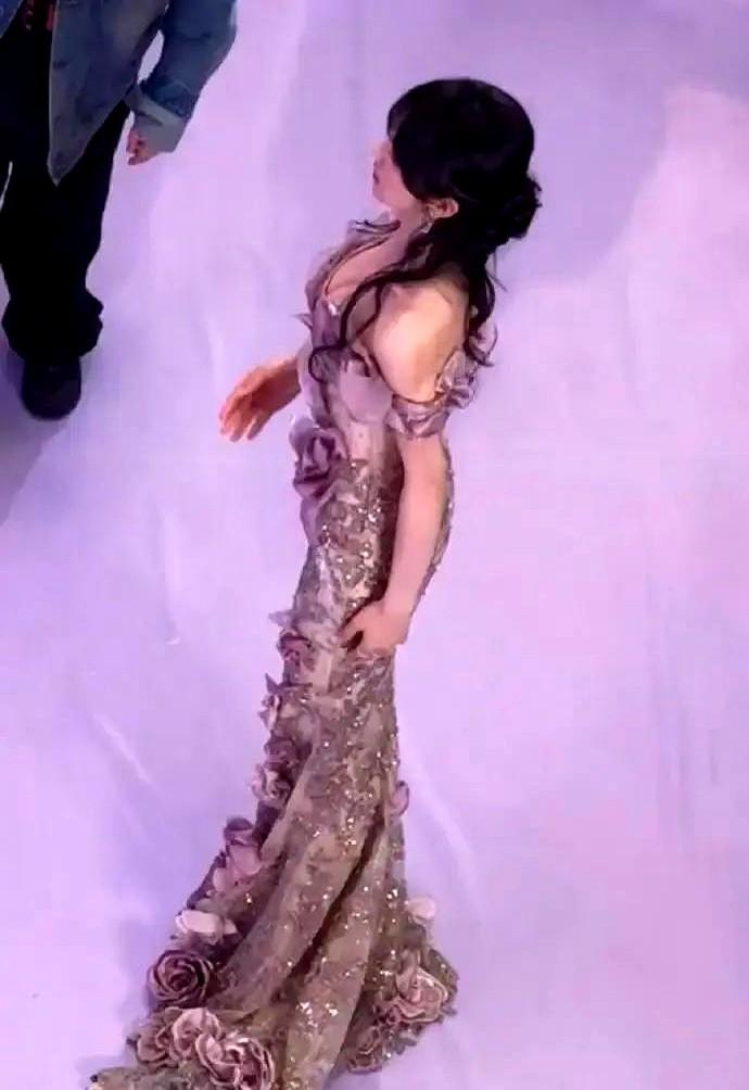 田曦薇的身材远不是天生的“小骨架”。

168厘米，46公斤，腰臀比接近0.7，