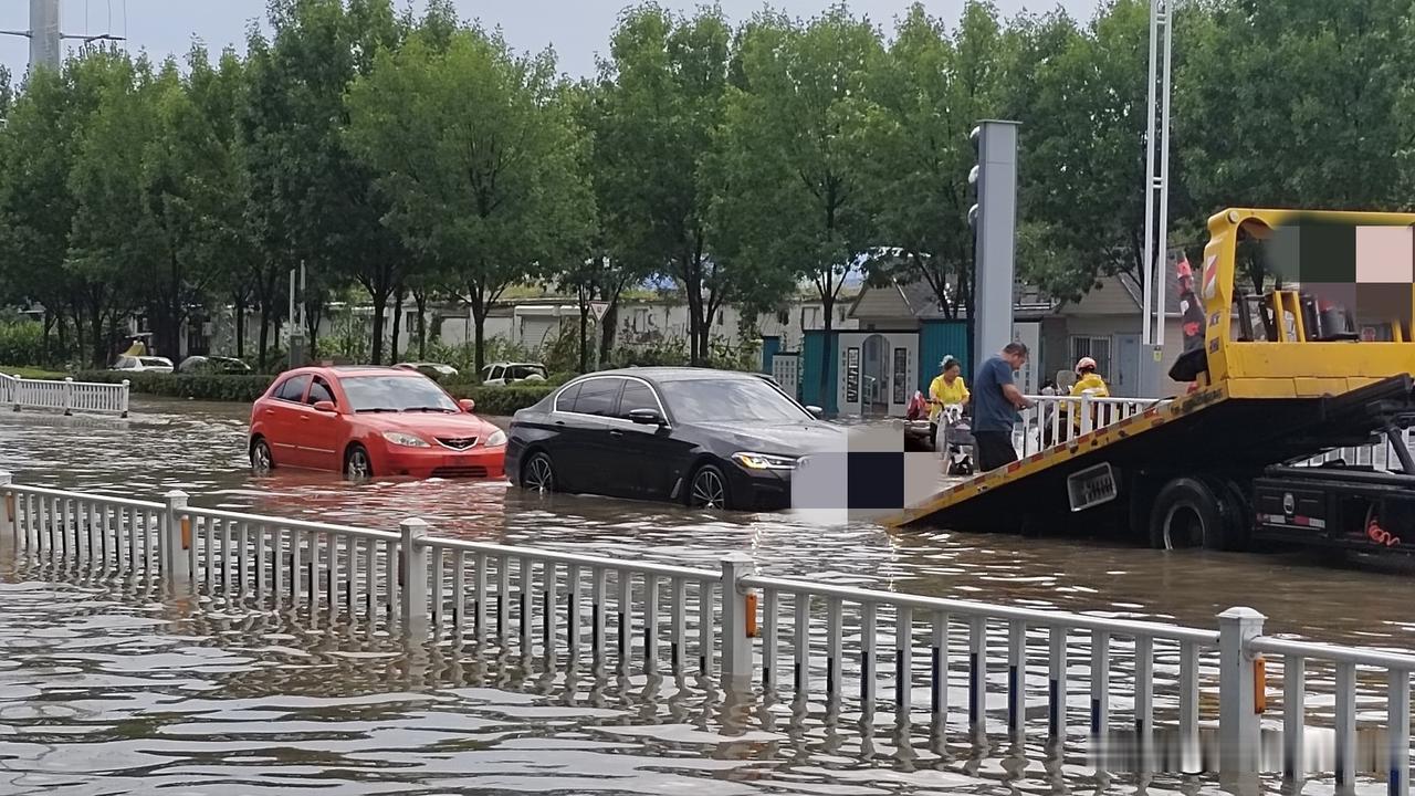 行驶在雨后积水的马路上，等红绿灯熄火了怎么办？保险公司给修还是给换？