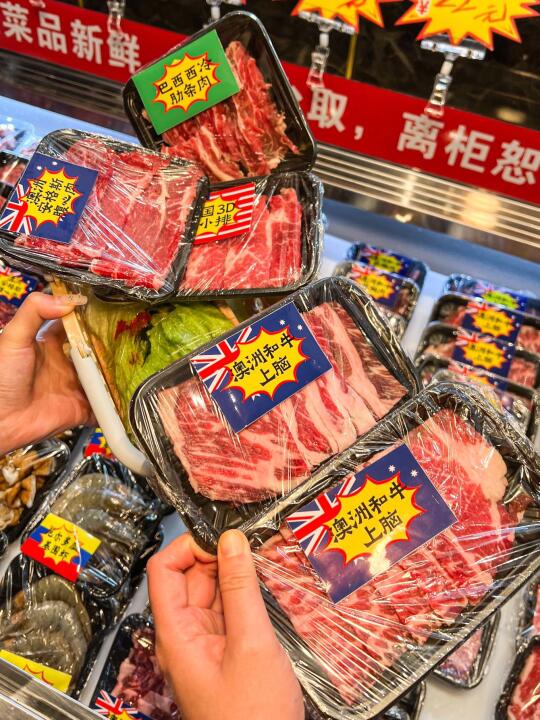 不想自己动手烤肉？小哥哥帮你烤…