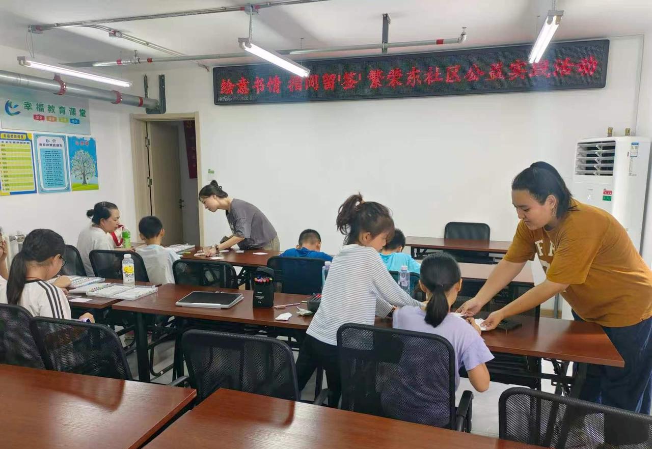 8月25日，兴顺街道繁荣东社区关工委组织了一场别开生面的“绘意书情 指间留‘签’