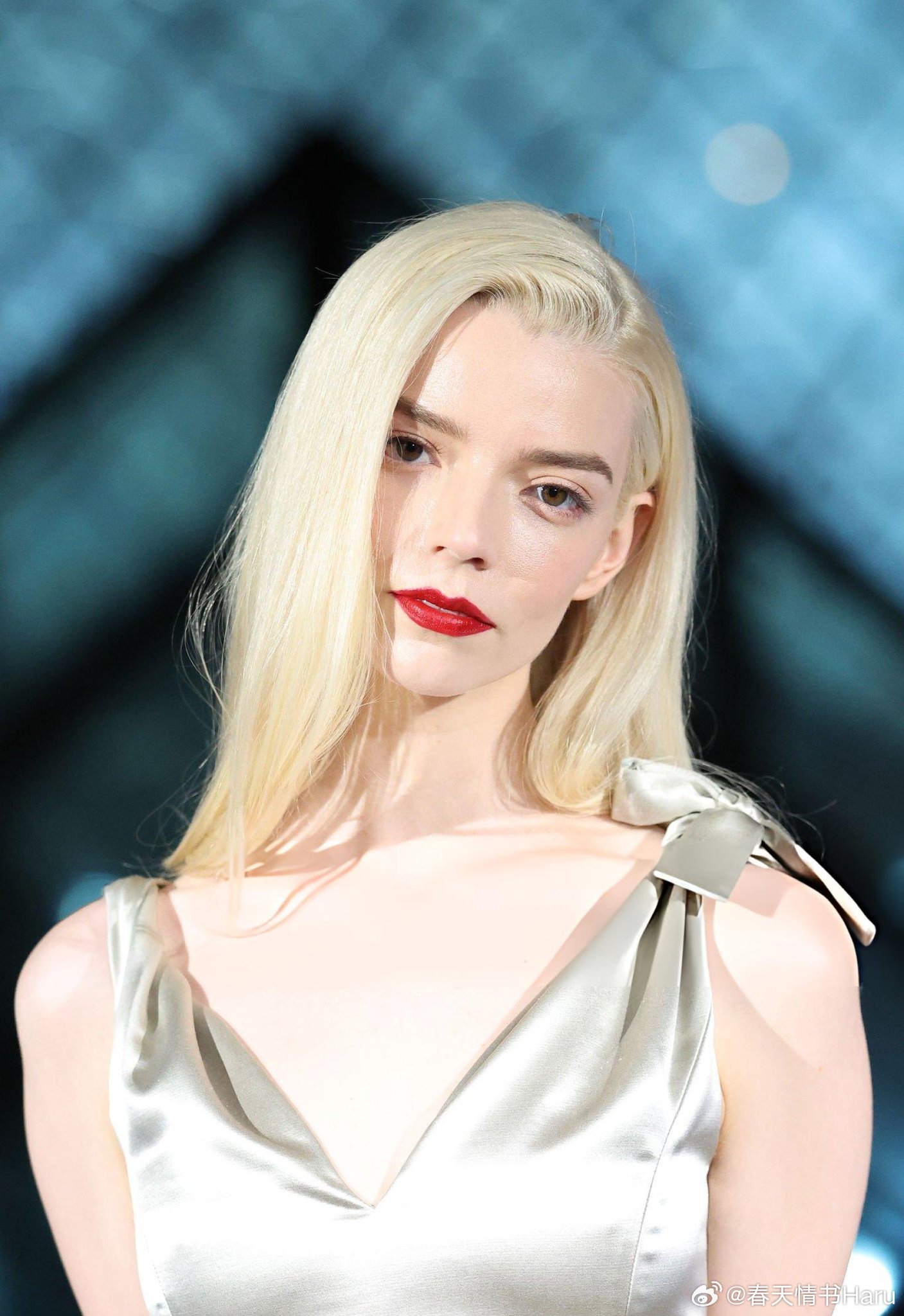 安雅·泰勒-乔伊在巴黎时装周上的一组照片 