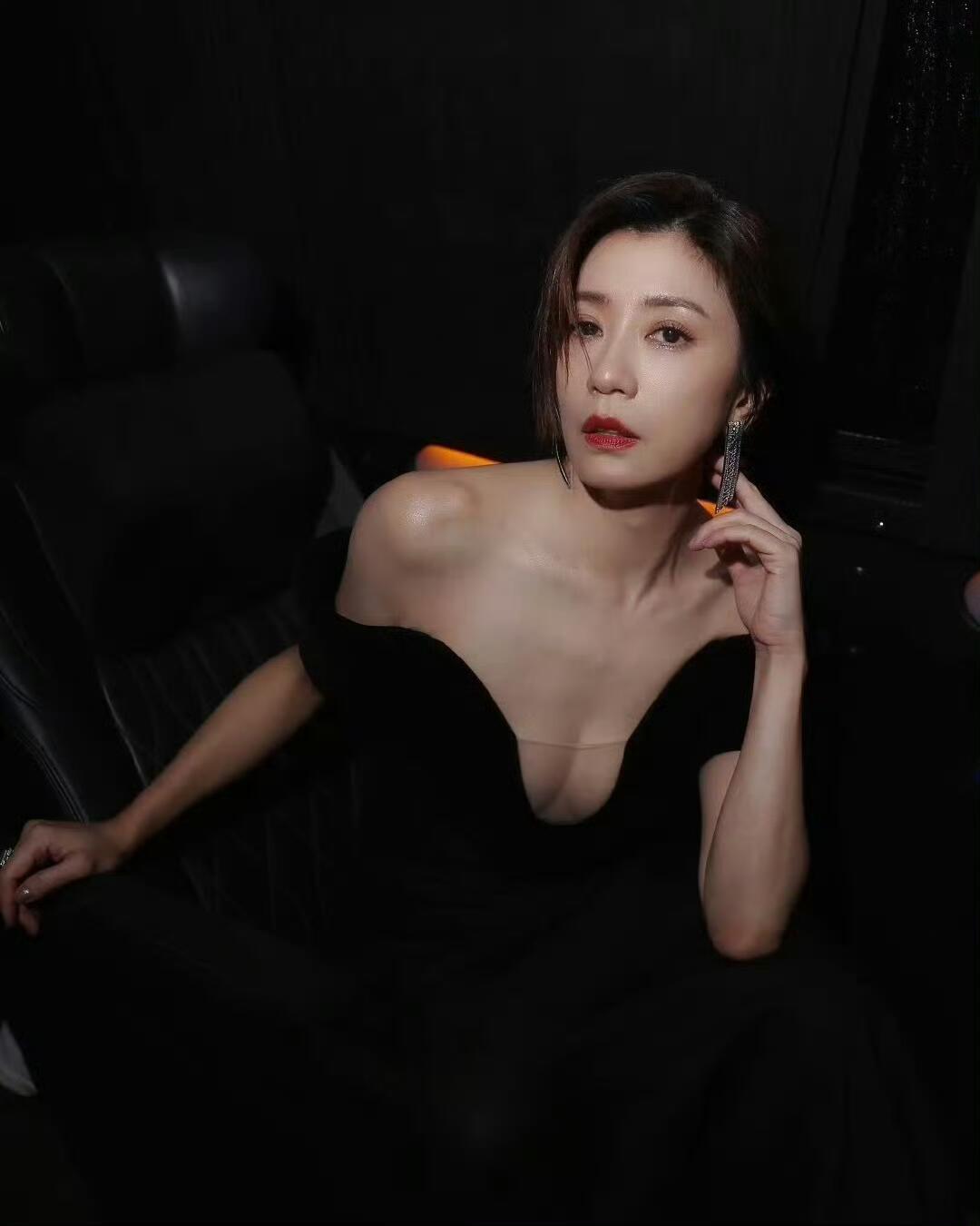 贾静雯｜不老女神 近50岁身材颜值依然在线，连侧颜都那么的美，不愧是刘德华评价的