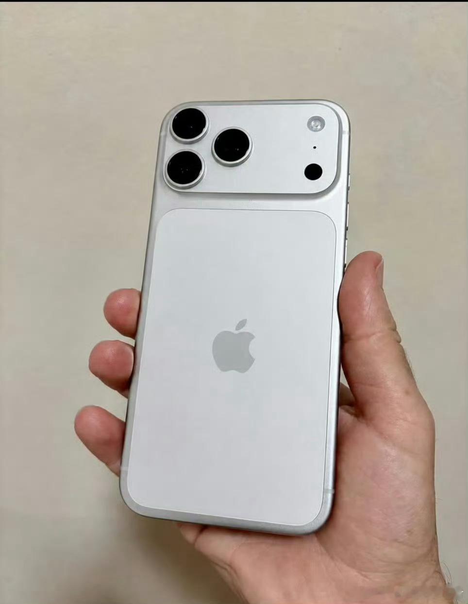 残血版iPhone各位iPhone机主迎来一个好消息，苹果AI终于备案了，国行版