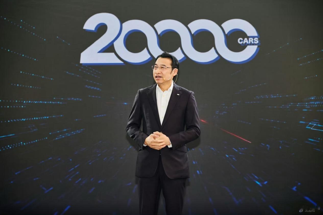 腾势D9在香港火出圈了！第20000辆交付达成，车主还是TVB影帝陈豪夫妇，这波