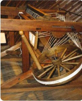 珍妮纺纱机（Spinning Jenny）
是英国布莱克本的织工詹姆斯·哈格里夫