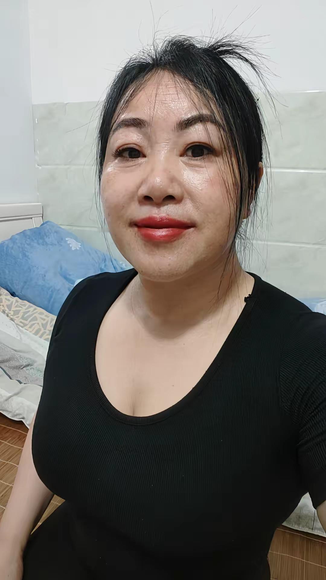素颜出来吓人先，眉毛补色，嘴唇补色，做了眼线，接了上睫毛，今天第二天，嘴唇不肿，